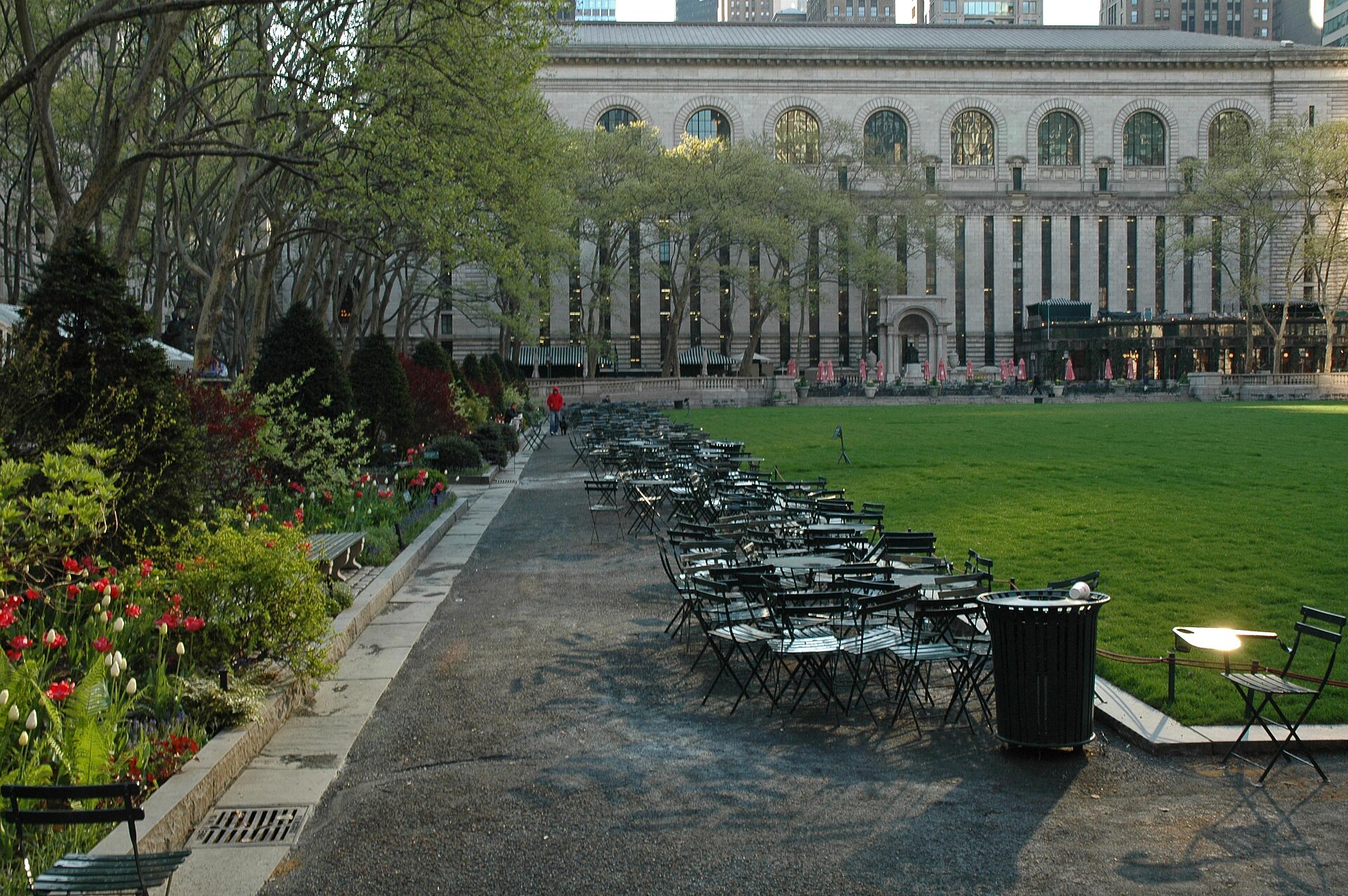 Groene stoeltjes langs het gazon van Bryant Park met de New York Public Library op de achtergrond