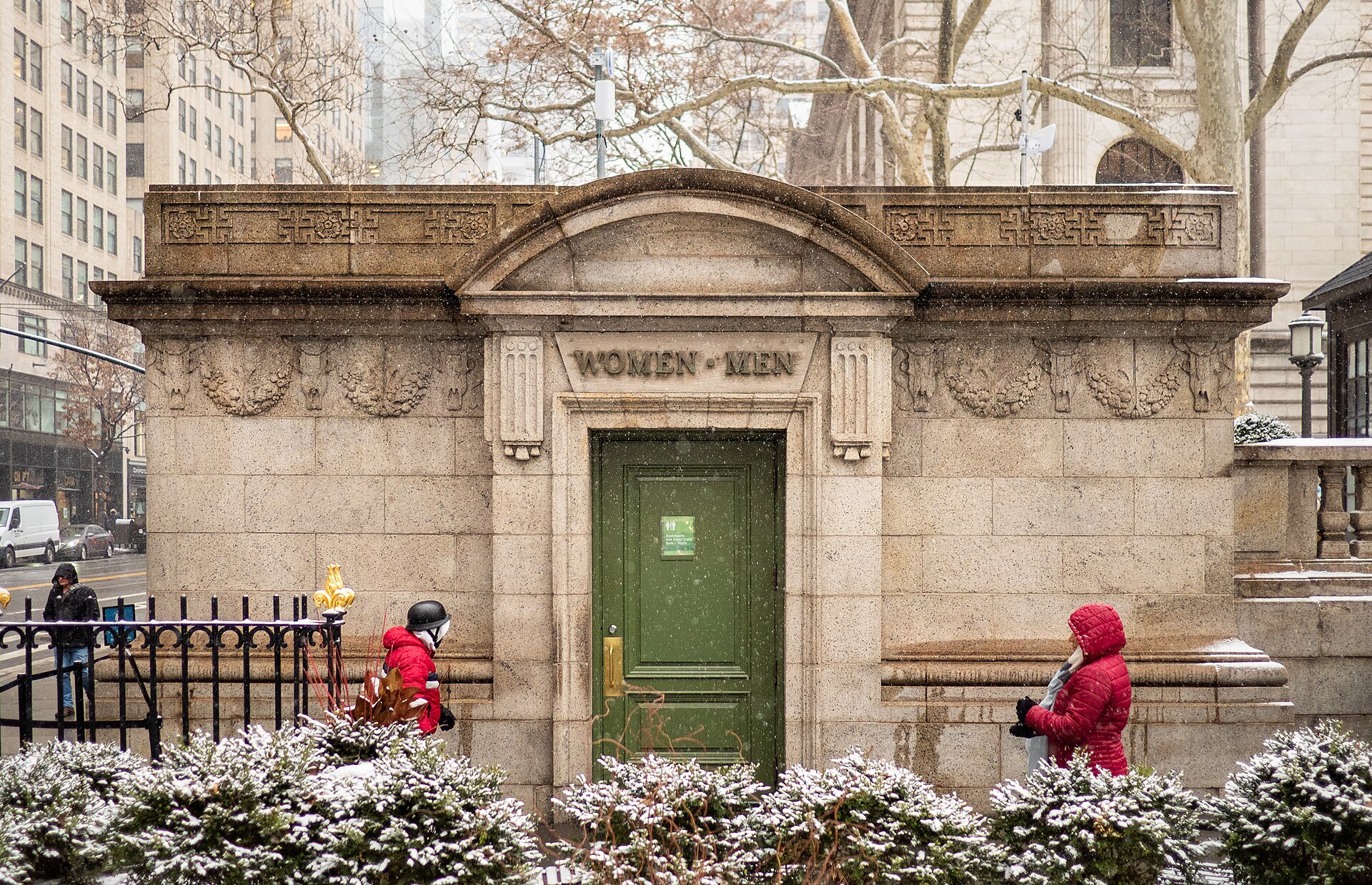 De stenen ingang van de openbare toiletten van Bryant Park aan 42nd Street in de sneeuw